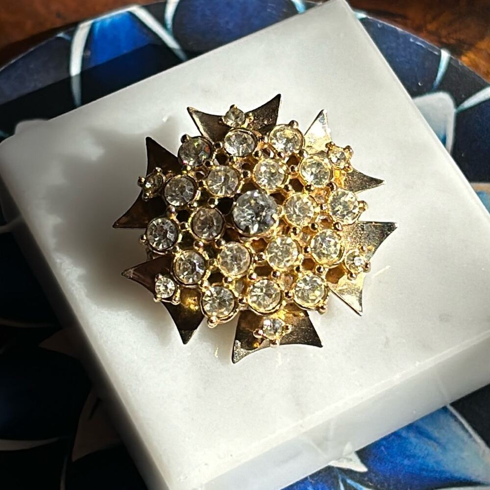 Stunning Maltese Cross Rhinestone pendant brooch. #130 gold tone